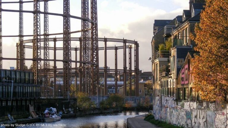 Bethnal_Green_gas_holders-by-Sludge CC